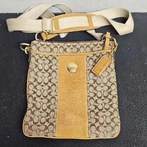 COACH 41069 SUTTON SIGNATURE STRIPE SWINGPACK BFPM-03-073